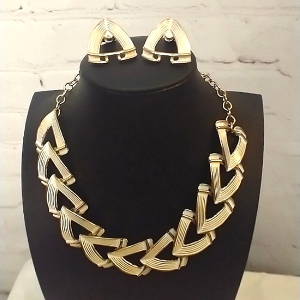 Vtg Gold Tone & White Enamel Adjustable Collar Necklace & Clip On Earring Set - Picture 1 of 7